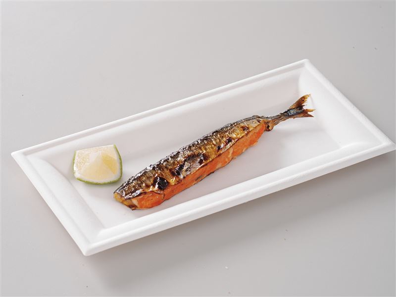 焦糖楓全新推出的「明太子秋刀魚」，在魚腹中包裹飽滿明太子，橘亮的色澤在微光下閃爍，讓人一看就食慾大開。（圖／品牌業者提供）