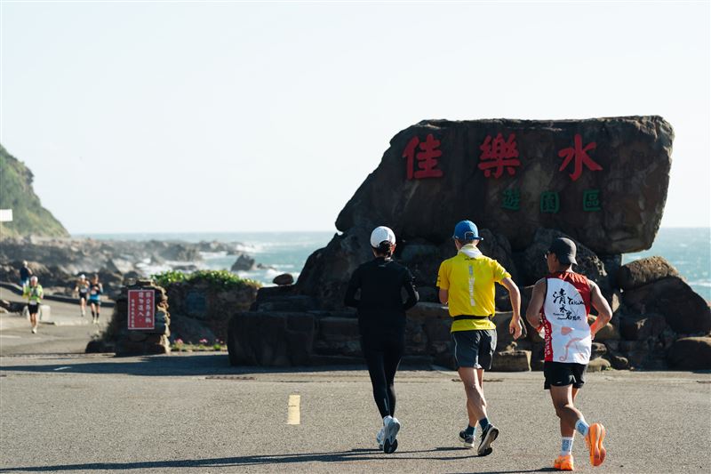 3,500名選手、22國齊聚墾丁海岸線，「2025日本航空墾丁馬拉松」熱血開跑！全馬首度跑進佳樂水，跑者邊看海邊衝終點。冠軍選手還可獲日航20,000哩獎勵，現場更抽飯店住宿、冰淇淋券嗨翻天。視障選手也無礙奔馳，寫下最動人的畫面！（圖／LAVA提供）