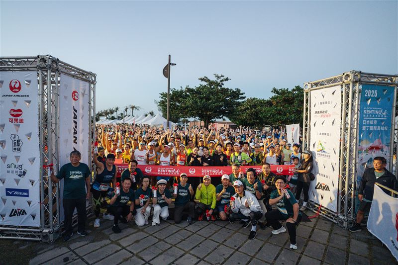 3,500名選手、22國齊聚墾丁海岸線，「2025日本航空墾丁馬拉松」熱血開跑！全馬首度跑進佳樂水，跑者邊看海邊衝終點。冠軍選手還可獲日航20,000哩獎勵，現場更抽飯店住宿、冰淇淋券嗨翻天。視障選手也無礙奔馳，寫下最動人的畫面！（圖／LAVA提供）