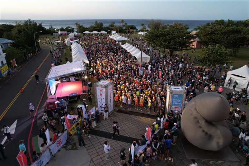 3,500名選手、22國齊聚墾丁海岸線，「2025日本航空墾丁馬拉松」熱血開跑！全馬首度跑進佳樂水，跑者邊看海邊衝終點。冠軍選手還可獲日航20,000哩獎勵，現場更抽飯店住宿、冰淇淋券嗨翻天。視障選手也無礙奔馳，寫下最動人的畫面！（圖／LAVA提供）