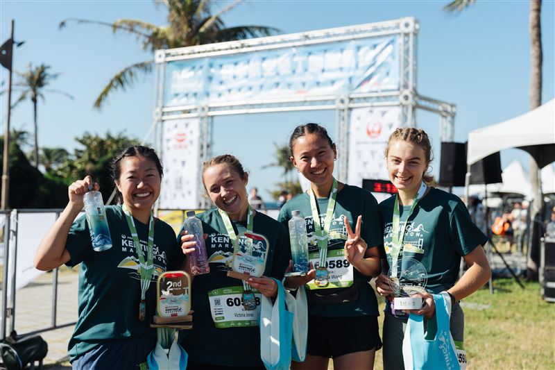 3,500名選手、22國齊聚墾丁海岸線，「2025日本航空墾丁馬拉松」熱血開跑！全馬首度跑進佳樂水，跑者邊看海邊衝終點。冠軍選手還可獲日航20,000哩獎勵，現場更抽飯店住宿、冰淇淋券嗨翻天。視障選手也無礙奔馳，寫下最動人的畫面！（圖／LAVA提供）