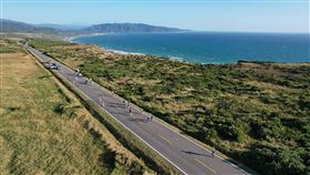  3,500名選手、22國齊聚墾丁海岸線，「2025日本航空墾丁馬拉松」熱血開跑！全馬首度跑進佳樂水，跑者邊看海邊衝終點。冠軍選手還可獲日航20,000哩獎勵，現場更抽飯店住宿、冰淇淋券嗨翻天。視障選手也無礙奔馳，寫下最動人的畫面！（圖／LAVA提供） 