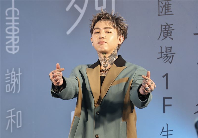 謝和弦舉辦〈夠愛〉簽唱會，大談「粿王」不倫風波。（圖／記者鄭孟晃攝影）