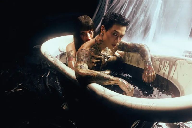 Marz23（右）在新歌ＭＶ中，邀來愛妻參與拍攝。（圖／華納音樂提供）