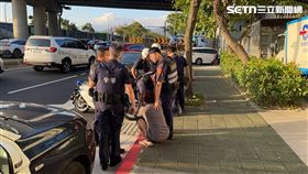 北市2男開車行經民權東路六段及堤頂大道口時拒檢衝撞警員。（圖／翻攝畫面）