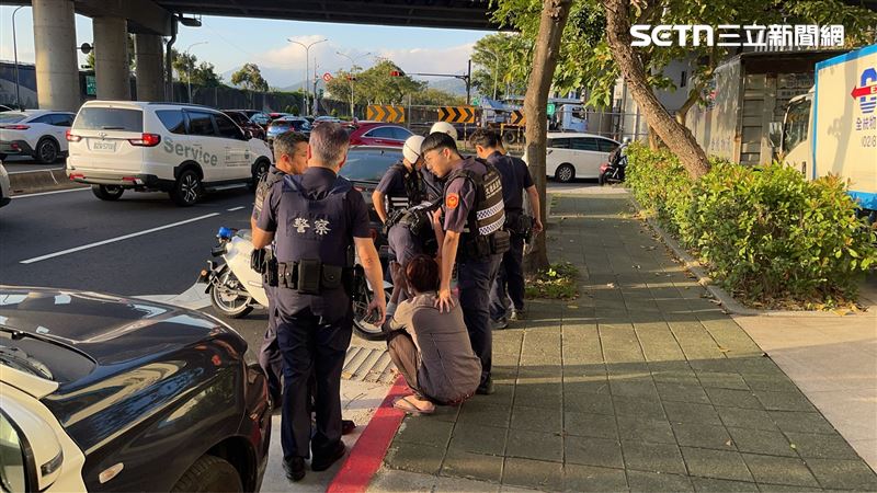 北市2男開車行經民權東路六段及堤頂大道口時拒檢衝撞警員。（圖／翻攝畫面）