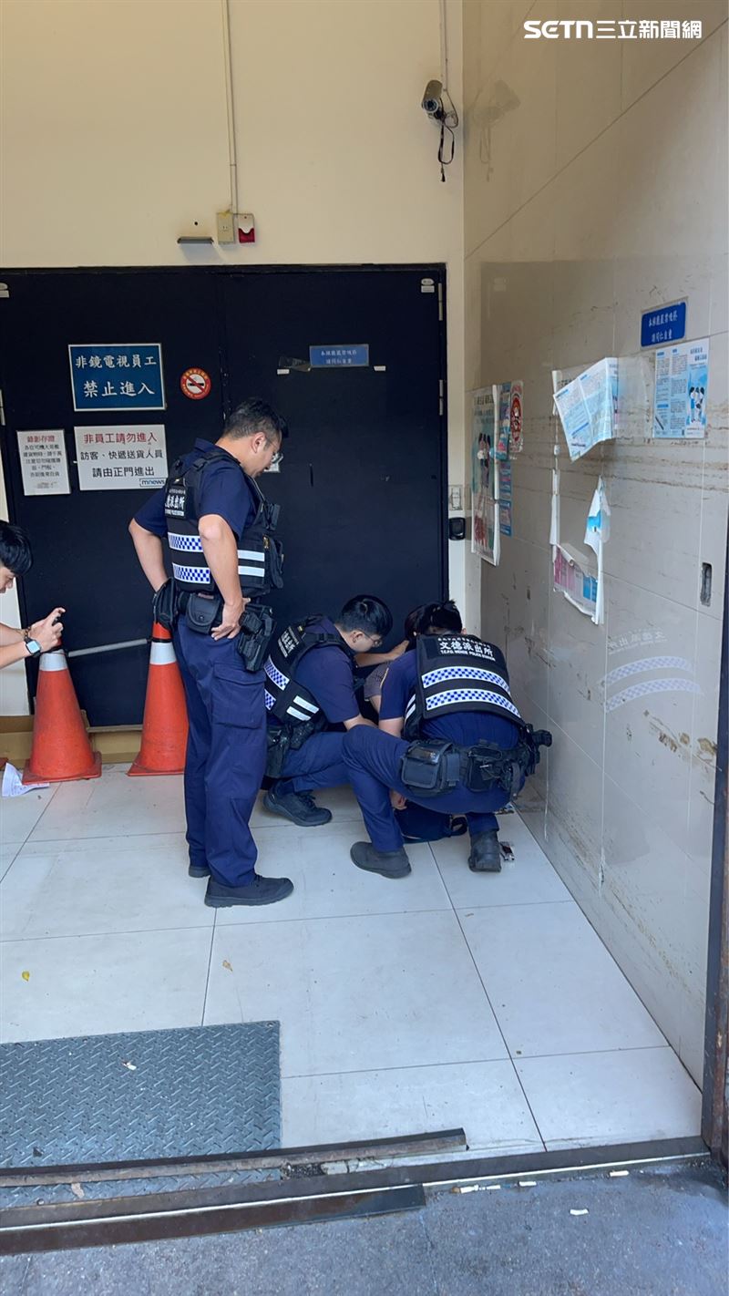 北市2男開車行經民權東路六段及堤頂大道口時拒檢衝撞警員。（圖／翻攝畫面）