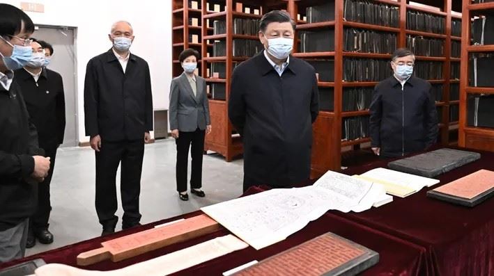 2023年疫情期間，中國國家主席習近平（右二）視察「琉球」的相關檔案，並提起曾有閩人三十六姓入琉球的事蹟。（圖／翻攝新華網）