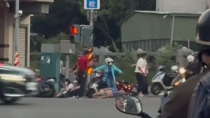 新/高雄待轉區衝撞!傷亡不明搶救中