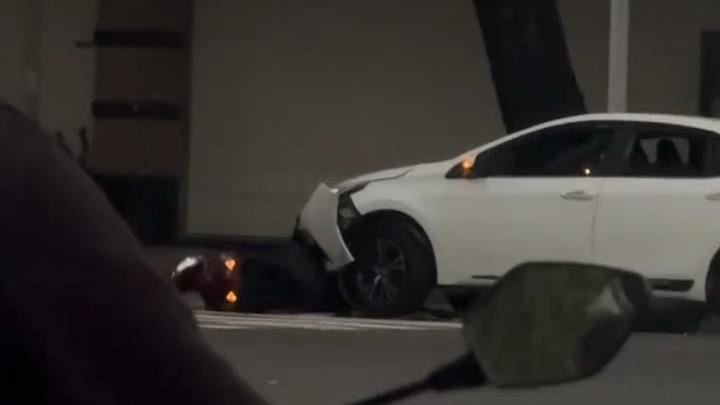 白色自小客疑為肇事車輛。（圖／threads@szshianli授權提供）