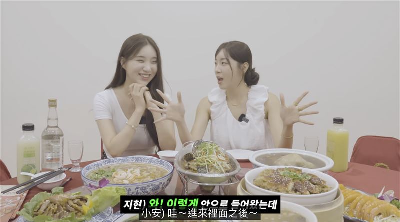 阿隆師好菜全部端上桌，迎接2女神到來。（圖／翻攝안지현 安芝儇YT）