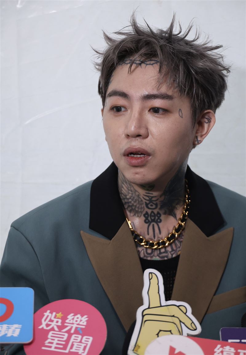 謝和弦左眼角有台灣圖案刺青。（圖／記者鄭孟晃攝影）