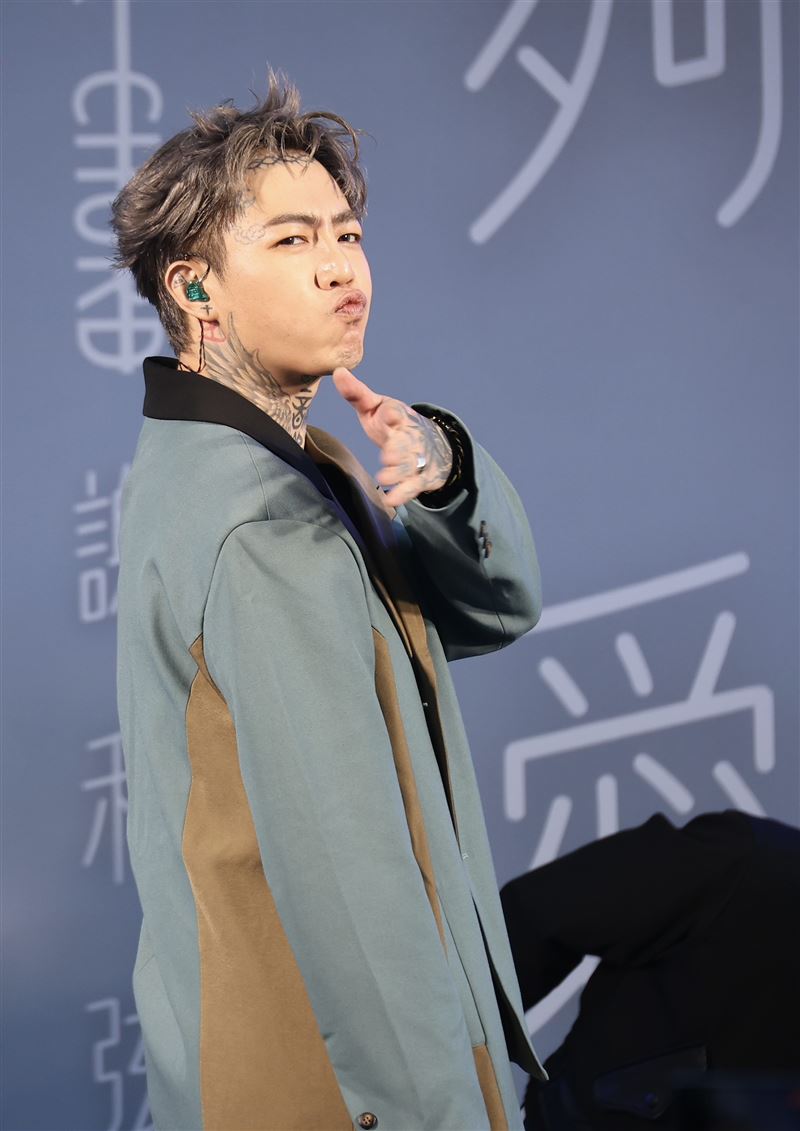 謝和弦舉辦〈夠愛〉簽唱會。（圖／記者鄭孟晃攝影）