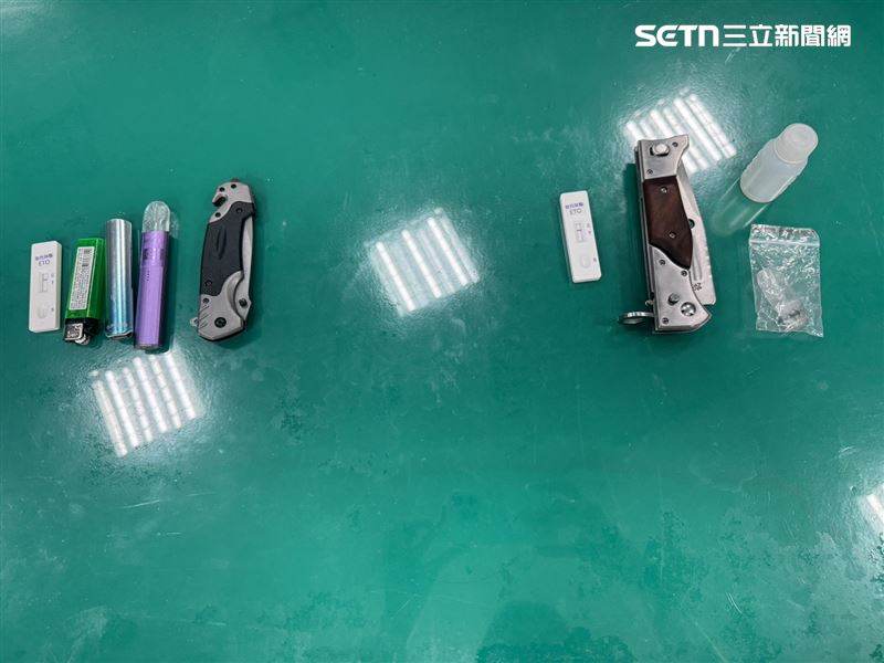 北市2男開車行經民權東路六段及堤頂大道口時拒檢衝撞警員。（圖／翻攝畫面）