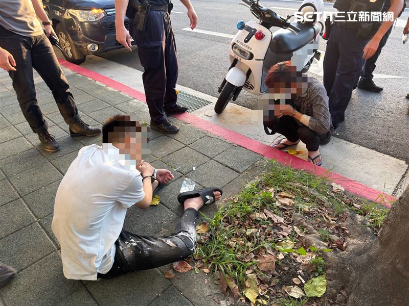 北市2男開車行經民權東路六段及堤頂大道口時拒檢衝撞警員。（圖／翻攝畫面）