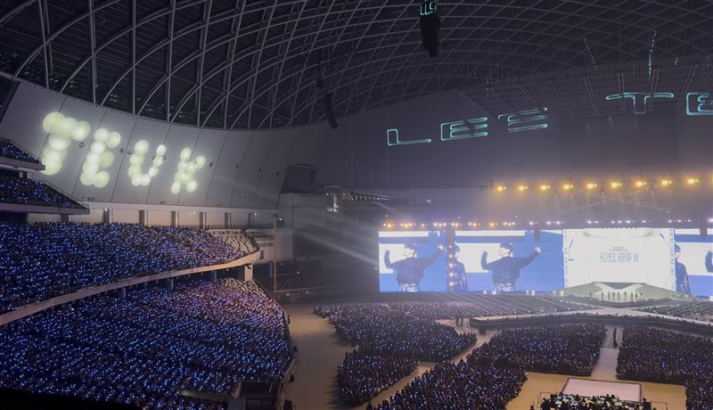 在問候環節，大巨蛋上方出現利特字樣，讓粉絲超驚喜。（圖／讀者提供）