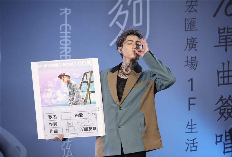 謝和弦舉辦簽唱會，在新版〈夠愛〉作詞、作曲欄簽下自己名字。（圖／記者鄭孟晃攝影）