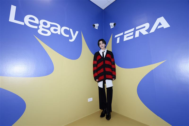 八木勇征來台嘗試吃了臭豆腐。（圖／LDH 愛夢悅提供）