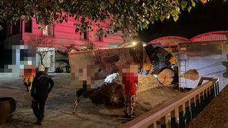 新／高雄恐怖意外！吊車翻覆壓斃男子