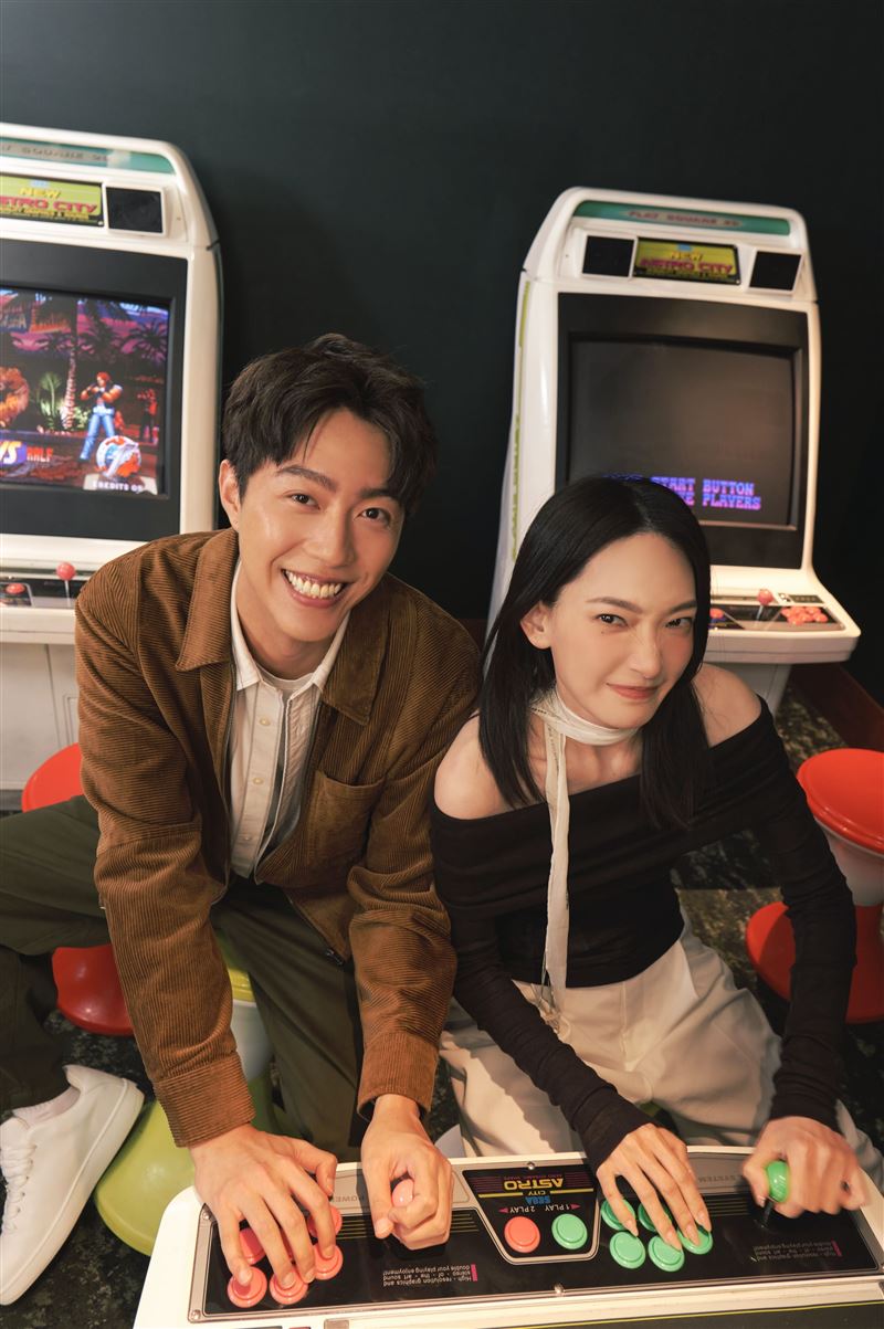 天下南隅公共空間遊戲室讓兩位引路人玩的不亦樂乎。（圖／飯店旅宿業者提供）