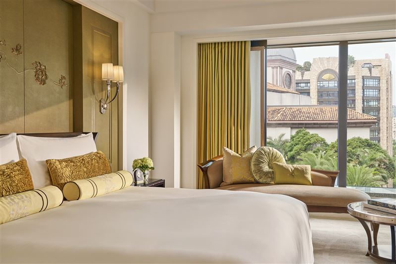 台北文華東方酒店的「豪華客房」設計展露著優雅柔和的氛圍，提供賓客遠離都市塵囂的舒適住宿空間。（圖／飯店旅宿業者提供）