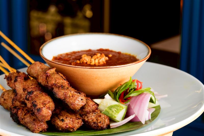 晶華「星洲老爺‧味遊新加坡」美食活動於自助餐檯上供應的香烤豬肉沙嗲。（圖／飯店旅宿業者提供）