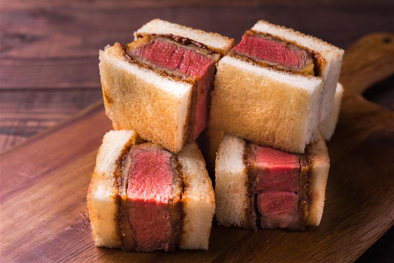 主廚精選日本A5和牛製成的「A5和牛菲力三明治」。（圖／飯店旅宿業者提供）