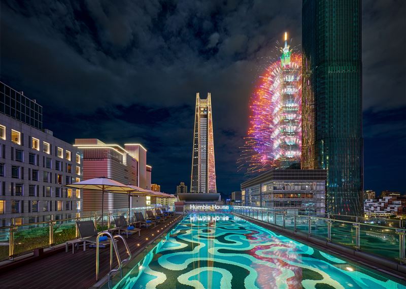 台北艾麗酒店7樓戶外泳池畔煙火。（圖／飯店旅宿業者提供）