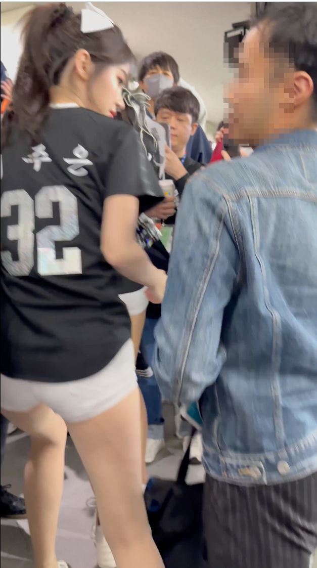 李珠珢保持警覺回頭查看。（圖／翻攝自X）