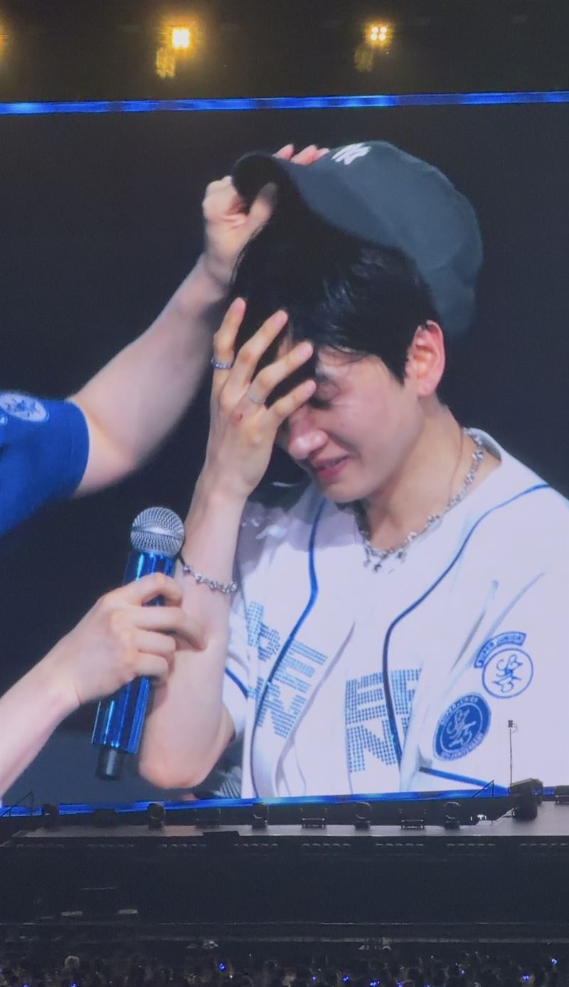 銀赫在看到粉絲們準備的應援時激動落淚。（圖／讀者提供）