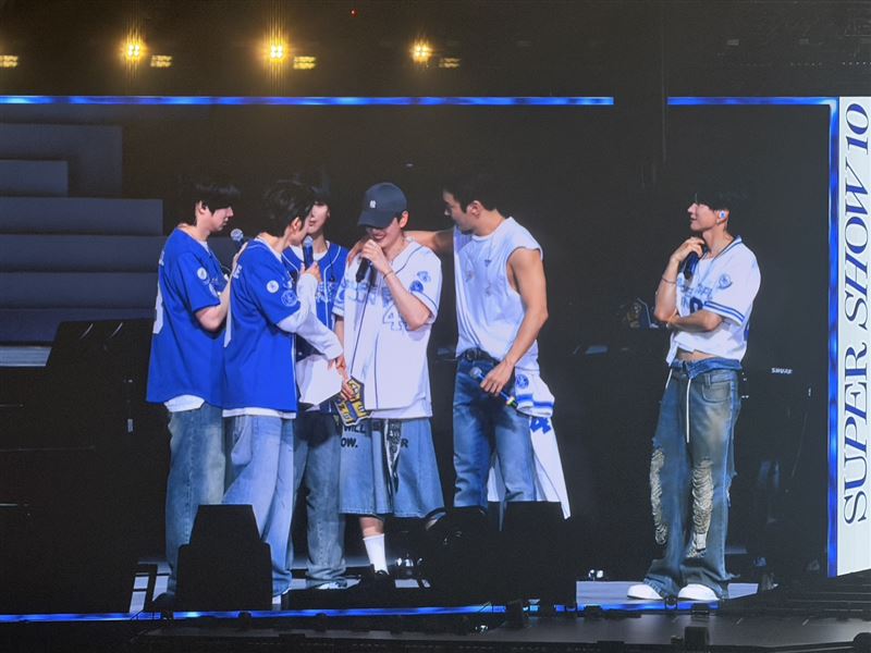 成員們在台上安慰哭到哽咽的銀赫。（圖／讀者提供）