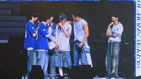 成員們在台上安慰哭到哽咽的銀赫。（圖／讀者提供）