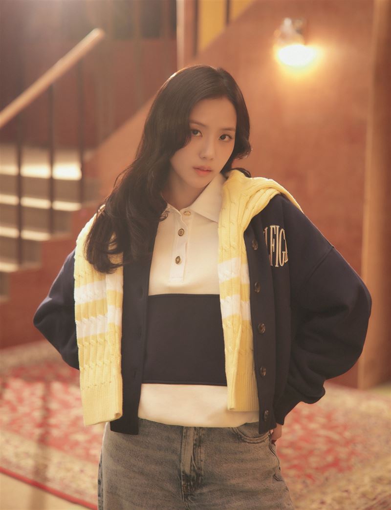 JISOO以冬季質感造型入鏡，展現溫柔、俐落與淡然自信的迷人姿態，並散發著獨具TOMMY風格的歡樂氣息。（圖／品牌業者提供）