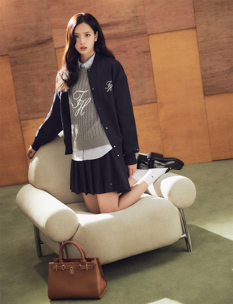 JISOO以冬季質感造型入鏡，展現溫柔、俐落與淡然自信的迷人姿態，並散發著獨具TOMMY風格的歡樂氣息。（圖／品牌業者提供）