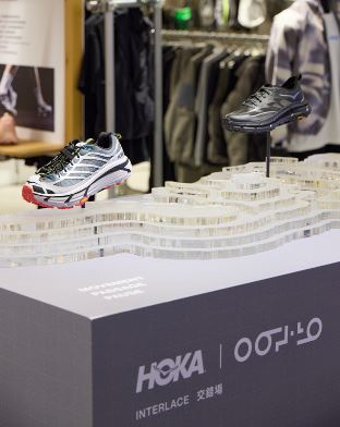 HOKA x oqliq微型展覽：等高線展示區。（圖／品牌業者提供）