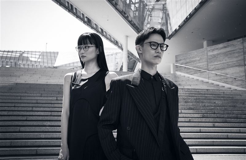 重現經典黑框眼鏡而打造出BACK in BLACK。（圖／品牌業者提供）