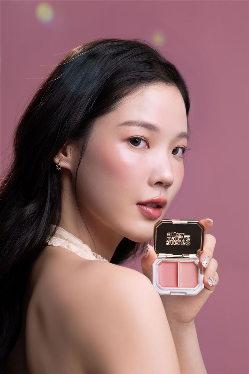 alternativestereo寶石光唇頰盤。（圖／品牌業者提供）