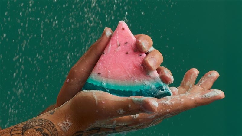 LUSH慈善募款商品西瓜香氛皂。（圖／品牌業者提供）