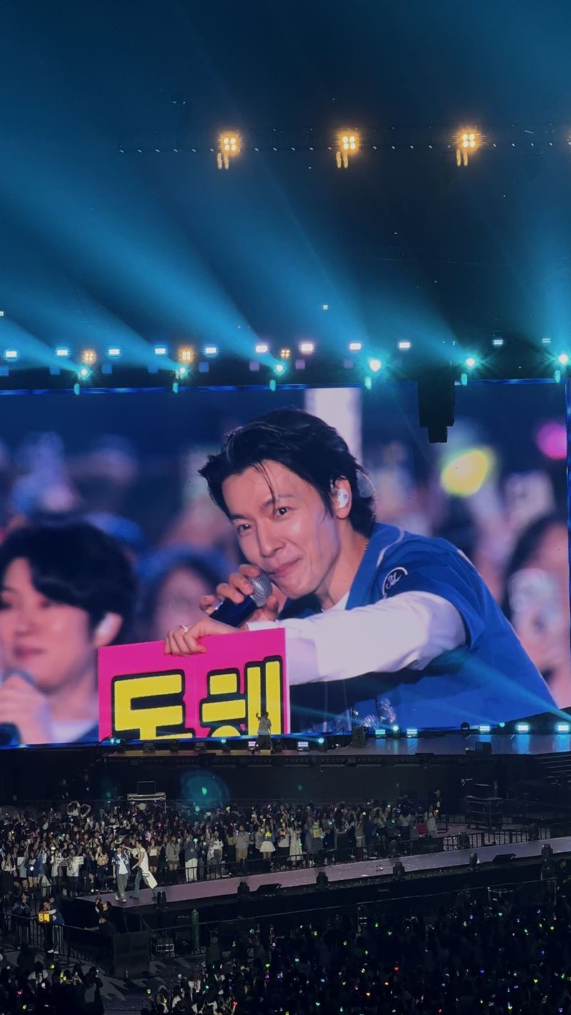 東海在台下拿著粉絲應援牌和大家互動，現場尖叫聲不斷。（圖／讀者提供）