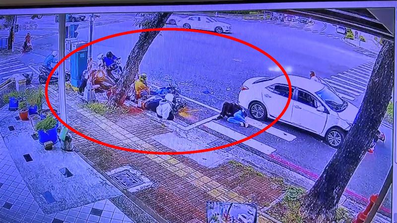 肇事自小客將待轉區內的整排機車撞倒。（圖／翻攝畫面）