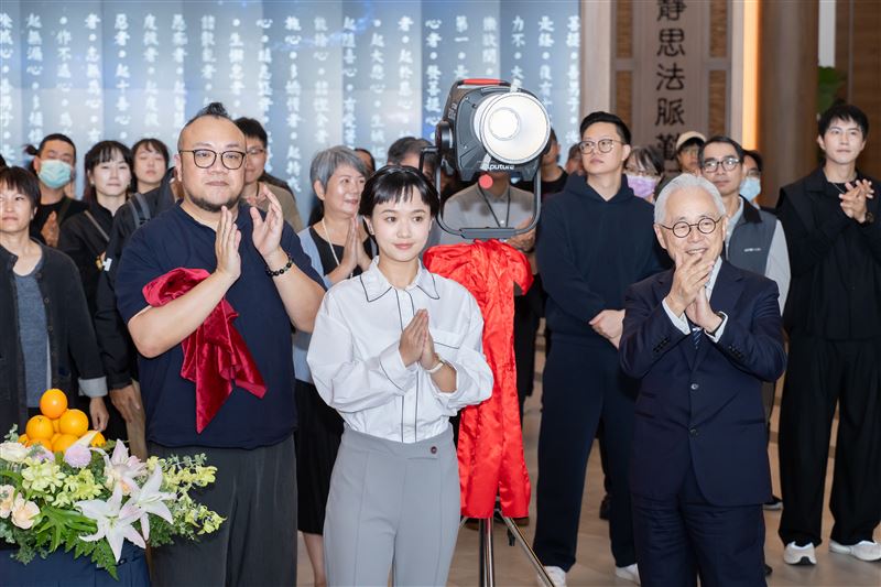 （左起）導演葉天倫、女主角嚴正嵐、慈濟傳播人文志業合心精進長姚仁祿共同揭開攝影機紅布，準備開機。（圖／大愛電視提供）