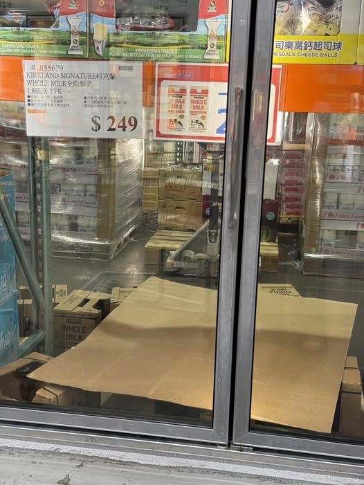 科克蘭全脂鮮乳被搶購一空，賣到缺貨。（圖／翻攝好市多老實說臉書）