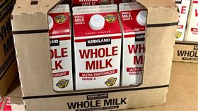 好市多人氣商品科克蘭全脂鮮乳近期傳出限購令，會員只能買一組科克蘭鮮乳。（圖／翻攝好市多老實說臉書）