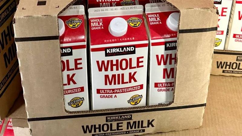 好市多科克蘭全脂鮮乳物美價廉，許多餐飲業者用量大，會買來囤貨。（圖／翻攝好市多老實說臉書）