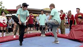 胡瓜與籃籃闖關。（圖／民視提供） 