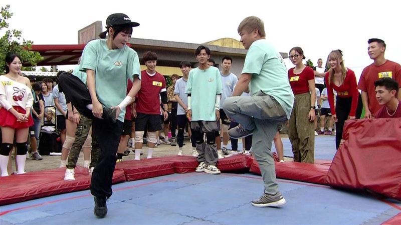 胡瓜與籃籃闖關。（圖／民視提供）