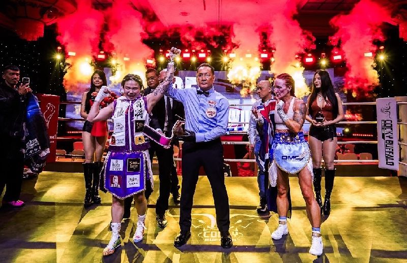 台灣女子職業拳擊好手吳沛儀（前左）15日成功擊敗澳洲勁敵，奪得WBO Pacific Title的冠軍腰帶，也讓自己的世界排名闖進前10。（肯將拳擊提供）