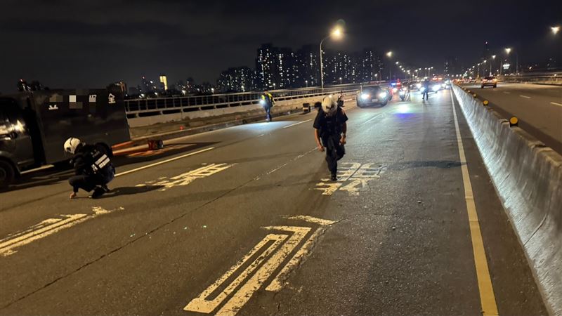 熱心警員在現場指揮交通，一起加入撿錢行列。（圖／翻攝畫面）