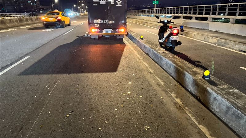 運鈔車硬幣撒滿地，還好員警及時協助，不然保全橋上撿錢相當危險。（圖／翻攝畫面）