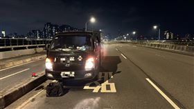 運鈔車行經浮洲橋，錢箱不明原因掉落，警員戒護保全急撿錢。（圖／翻攝畫面）